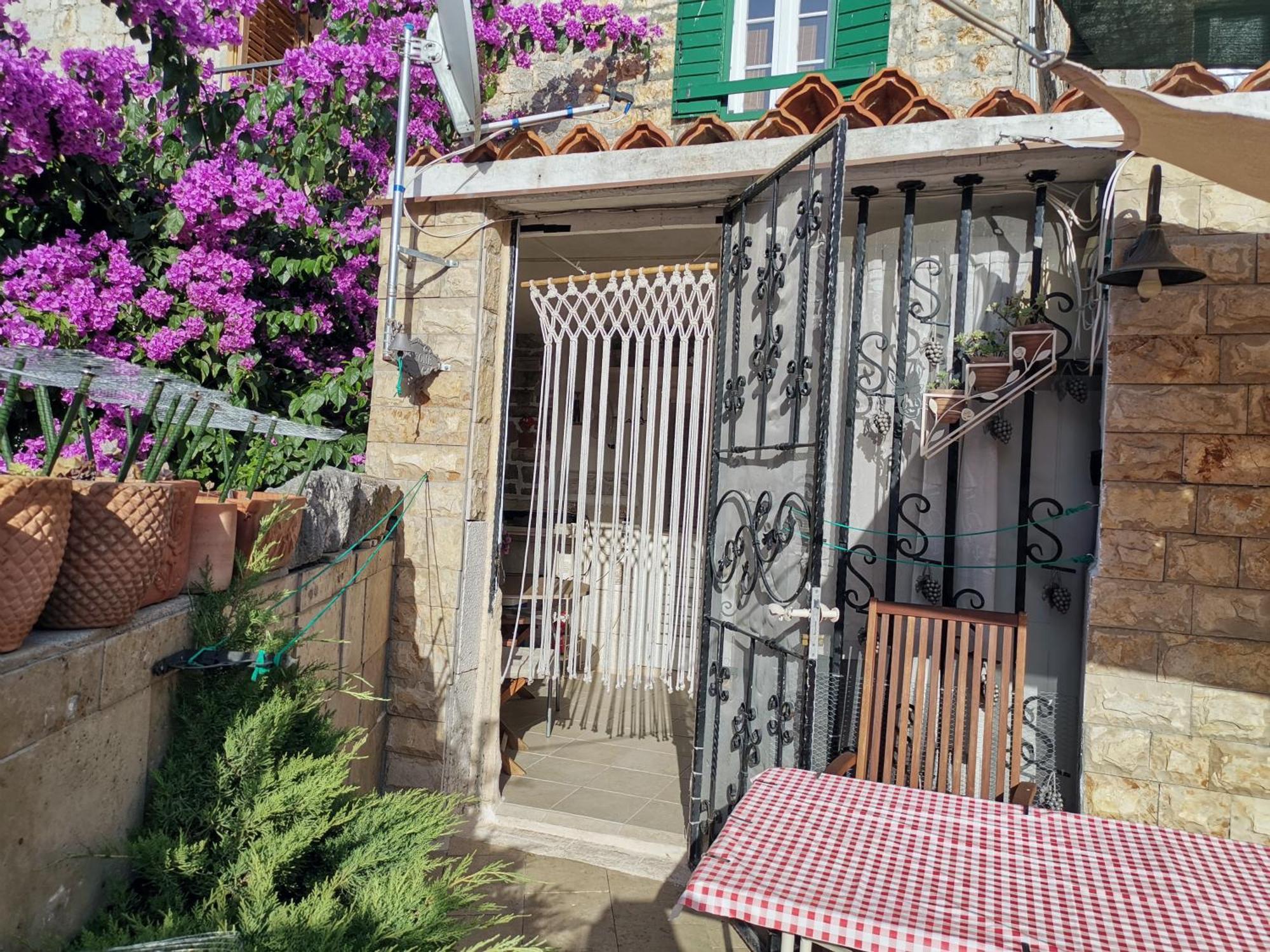 Apartment Alena With Terrace And Garden Center Jelsa Єлса Екстер'єр фото